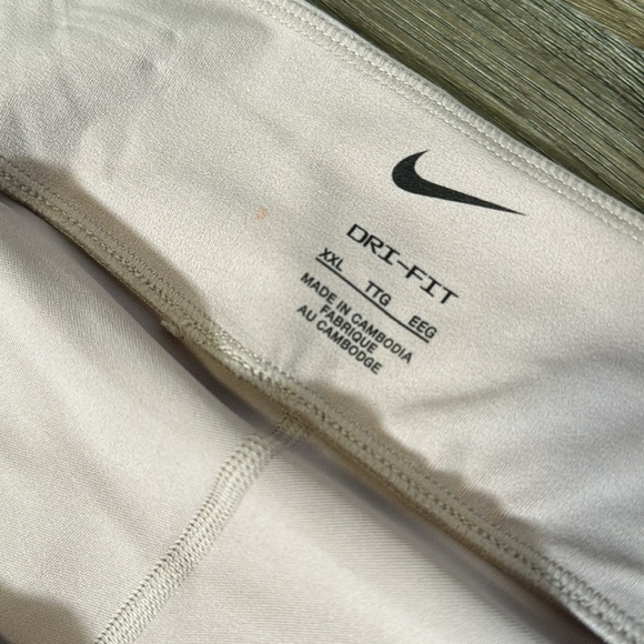 Nike Dri-FIT Bliss Women's Mid-Rise Training Skort - Lavender - Picture 4 of 7